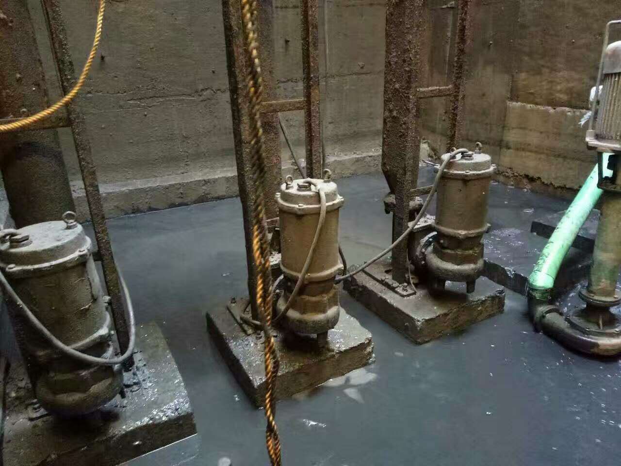 西城污水池清理