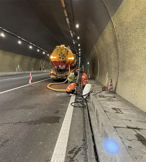 西城隧道排水渠清淤